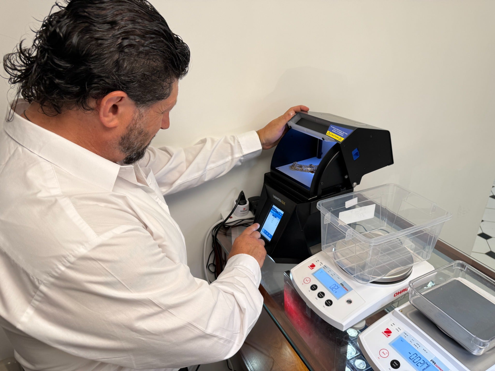 Precious metal testing with an X-ray analyser at Aladdin Cork