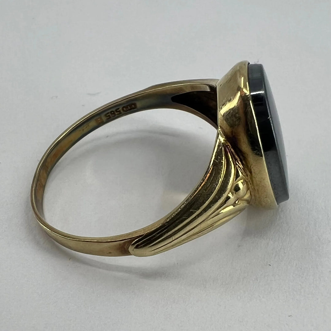 14K gullring m/onyx (noe slitt stein)