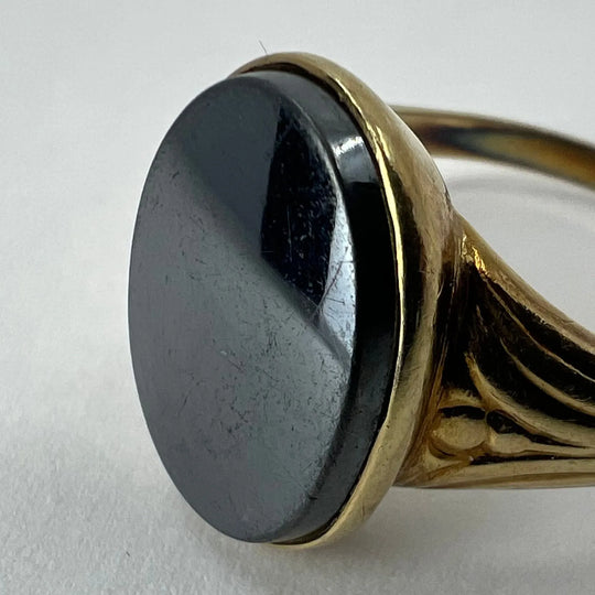 14K gullring m/onyx (noe slitt stein)