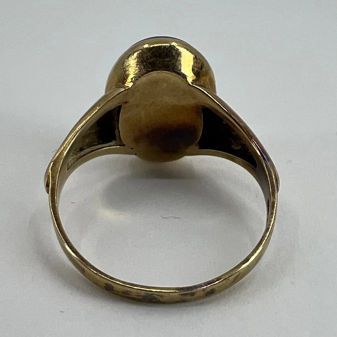 14K gullring m/onyx (noe slitt stein)