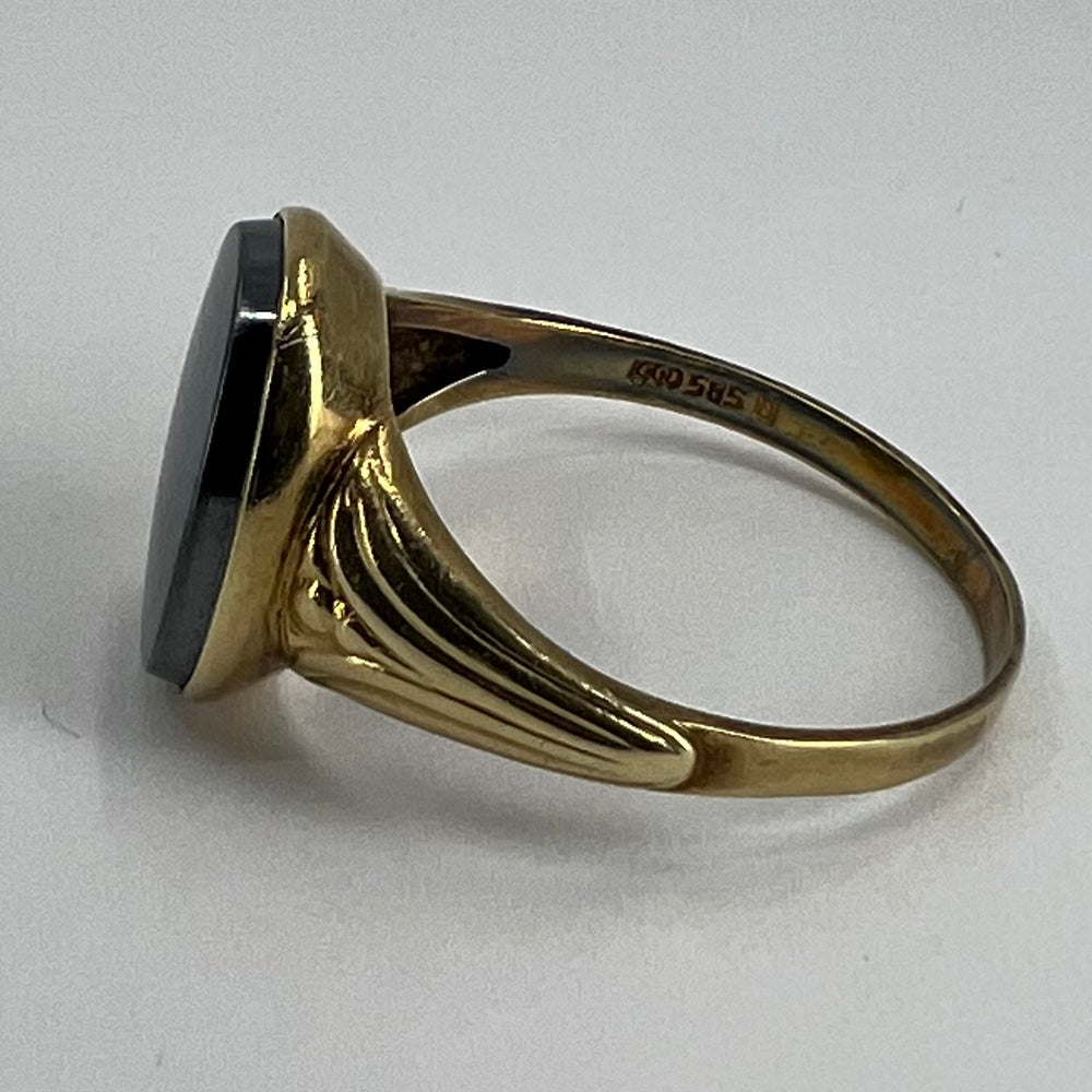 14K gullring m/onyx (noe slitt stein)