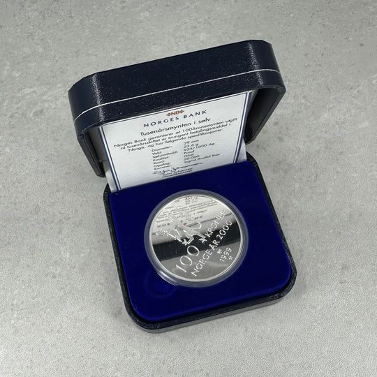 33.8g .925 Silver (SPOT) 100Kr Tusenårsmynten i Sølv med eske