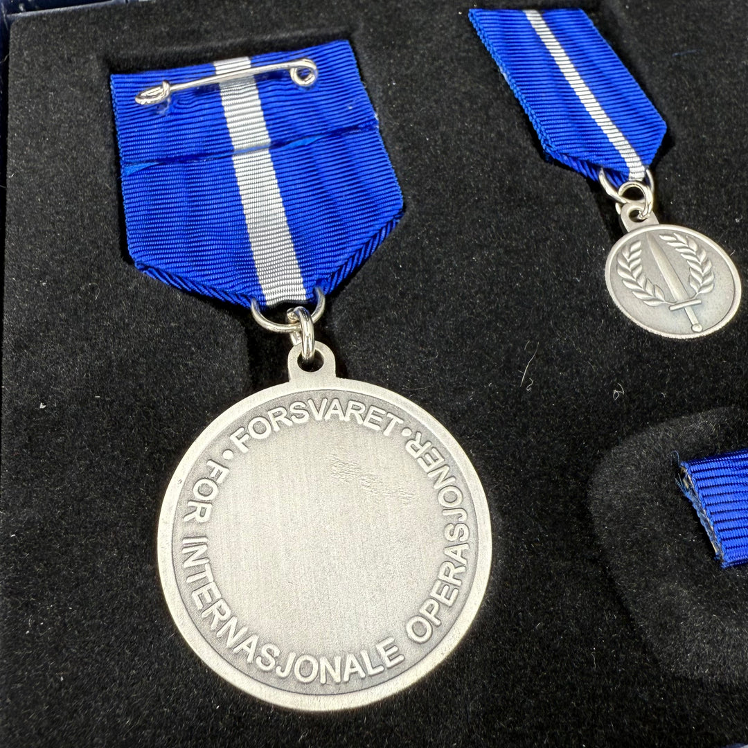 Forsvarets Medalje for Internasjonale Operasjoner m/miniatyr og båndstripe