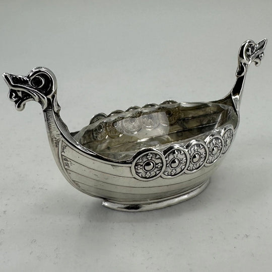 830s lite vikingskip med glasskål