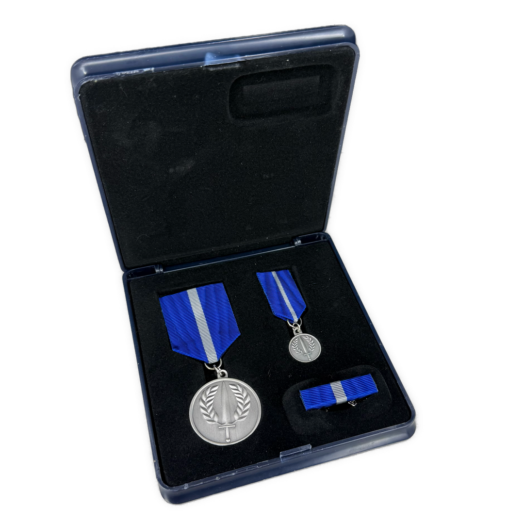 Forsvarets Medalje for Internasjonale Operasjoner m/miniatyr og båndstripe