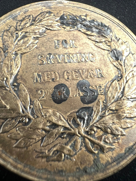 Den Kongelige Norske Marine Skyttermedalje med Gevær 2. Klasse (Mangler toppdel)