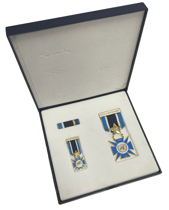 SOLGT! FN’s 50års Jubileum 1945-1995 medalje sett
