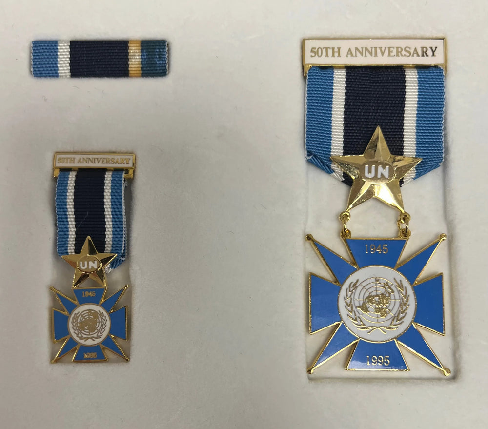 SOLGT! FN’s 50års Jubileum 1945-1995 medalje sett