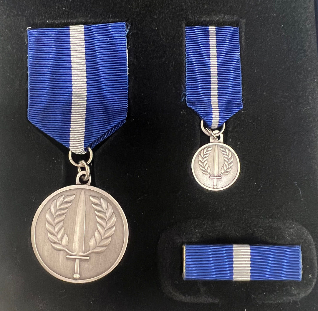 Forsvarets Medalje for Internasjonale Operasjoner m/miniatyr og båndstripe i originalt skrin