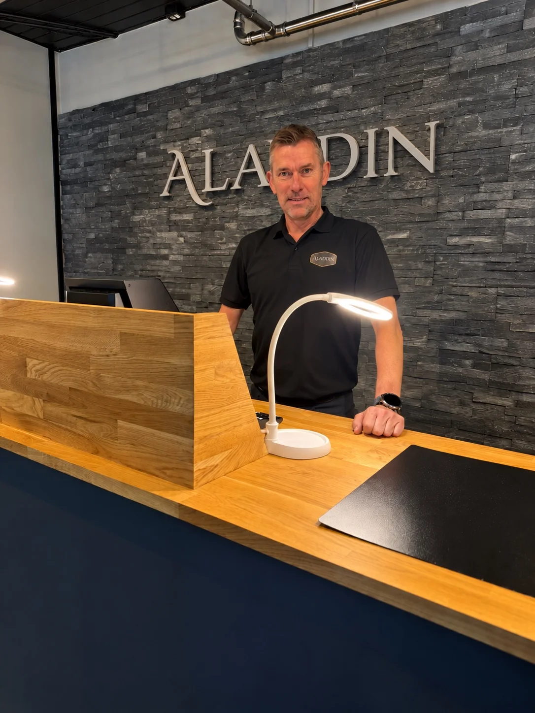 Medarbeider bak disken hos Aladdin Lillehammer