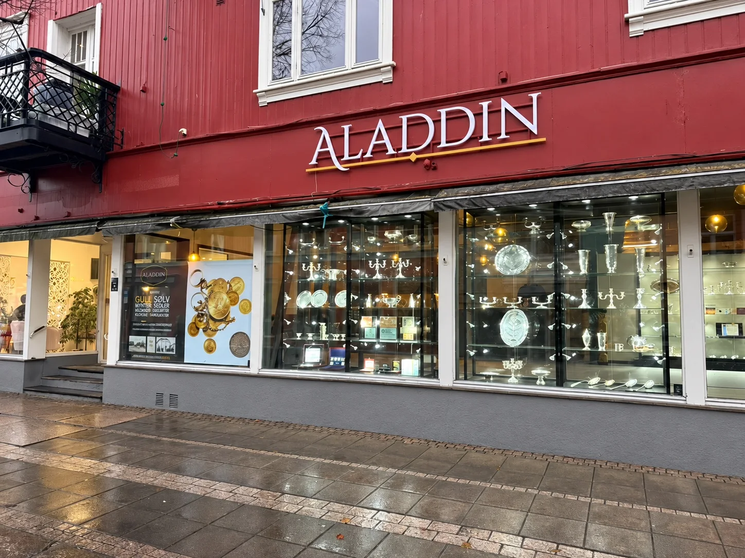 Fasaden til Aladdin Lillehammer i Storgata 41