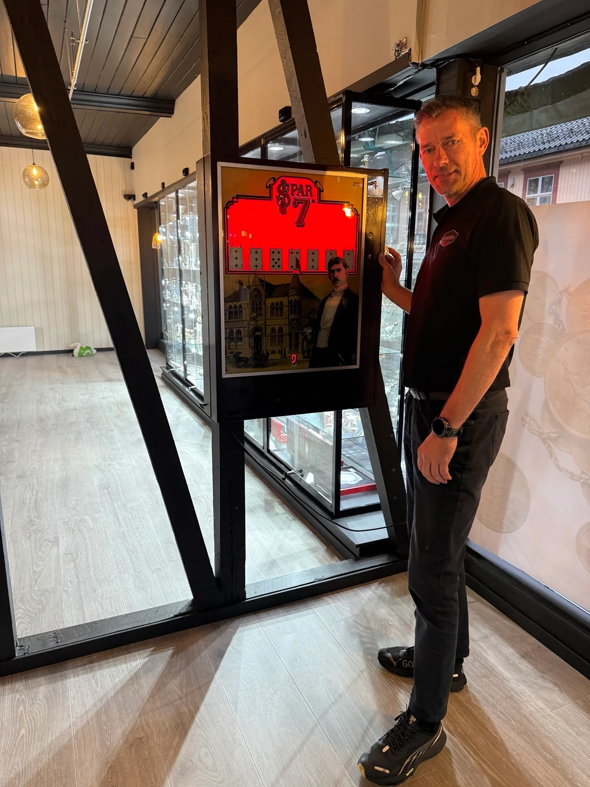 Medarbeider ved historisk spilleautomat i Lillehammer