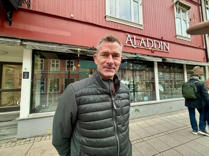 Tidligere landslagsspiller i fotball, André Bergdølmo (med aner i Heidal), blir å finne bak disken på Aladdin. Foto: Karin Doseth