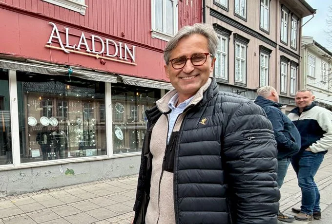 – Suksessoppskriften handler om god dialog fra start og å følge kommunens skiltplan til punkt og prikke. Skiltet til Aladdin er utfrest med dempet bakbelysning, helt i tråd med retningslinjene for sentrum. Foto: Karin Doseth